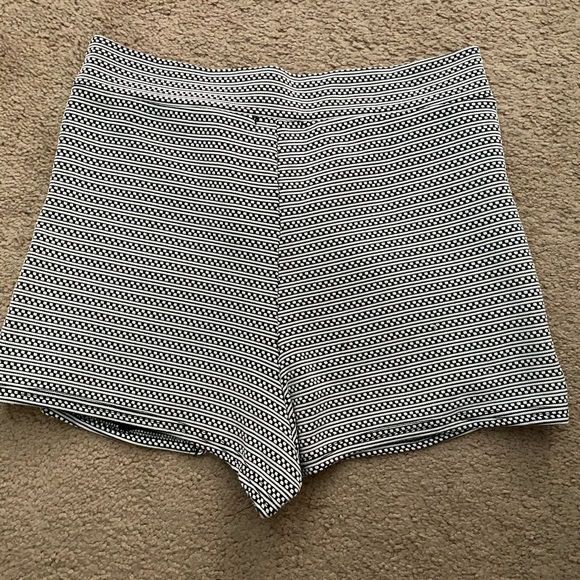 Boohoo black and white patterned envelope skort - Picture 2 of 2